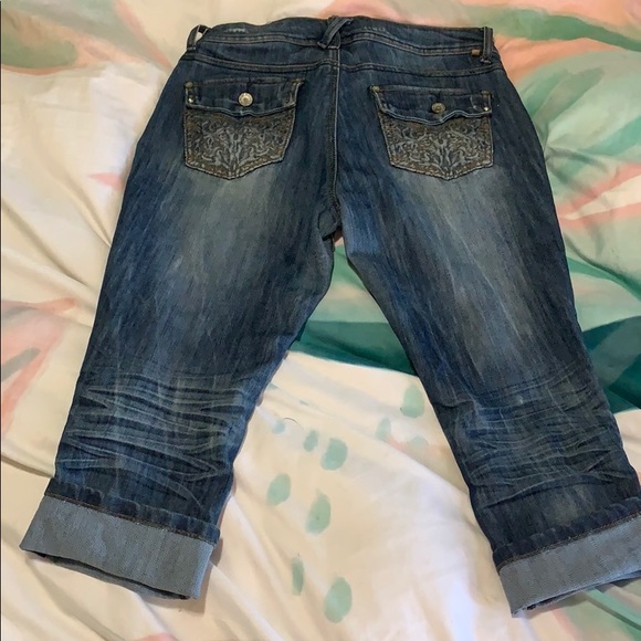 Distressed denim cropped jeans size 11- 3/$20 - Picture 4 of 6